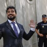  El eurodiputado Luis P&eacute;rez Fern&aacute;ndez 'Alvise' atiende a la prensa tras comparecer ante el juez en el Tribunal Supremo 