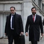 A la izquierda, el abogado Luis de las Heras, junto al eurodiputado Alvise P&eacute;rez