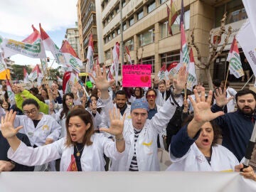 MURCIA, 16/02/2026.- Centenares de m&eacute;dicos se han concentrado este lunes frente a la Consejer&iacute;a de Salud de Murcia en el primer d&iacute;a de huelga que se mantendr&aacute; hasta el viernes. EFE/Marcial Guill&eacute;n 