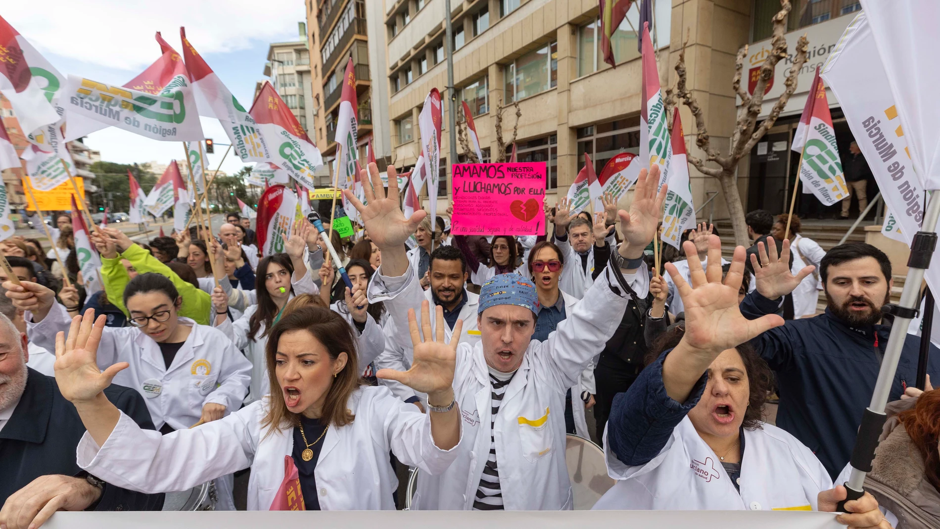 MURCIA, 16/02/2026.- Centenares de médicos se han concentrado este lunes frente a la Consejería de Salud de Murcia en el primer día de huelga que se mantendrá hasta el viernes. EFE/Marcial Guillén