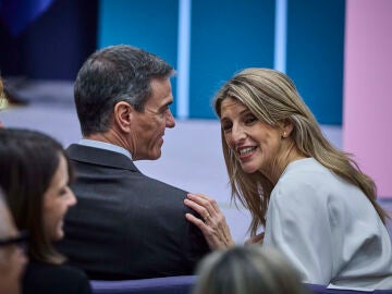 El Presidente del Gobierno, Pedro S&aacute;nchez, preside la firma del acuerdo para la subida del salario m&iacute;nimo interprofesional (SMI) de 2026, en la sede del Ministerio de Trabajo y Econom&iacute;a Social. Asisten Yolanda D&iacute;az, Unai Sordo (CC.OO.) y Pepe &Aacute;lvarez (UGT) &copy; Alberto R. Rold&aacute;n / Diario La Raz&oacute;n16 02 2026