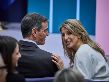 El presidente del Gobierno, Pedro Sánchez, junto a la vicepresidenta Yolanda Díaz El Presidente del Gobierno, Pedro Sánchez, preside la firma del acuerdo para la subida del salario mínimo interprofesional (SMI) de 2026, en la sede del Ministerio de Trabajo y Economía Social. Asisten Yolanda Díaz, Unai Sordo (CC.OO.) y Pepe Álvarez (UGT) © Alberto R. Roldán / Diario La Razón16 02 2026