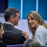 El presidente del Gobierno, Pedro Sánchez, junto a la vicepresidenta Yolanda Díaz