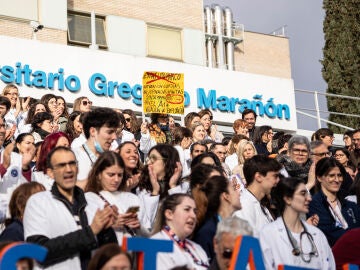 Decenas de m&eacute;dicos y personal sanitario durante una concentraci&oacute;n, frente al Hospital Gregorio Mara&ntilde;&oacute;n, en la primera jornada de huelga general del sector m&eacute;dico a 16 de febrero de 2026, en Madrid (Espa&ntilde;a). Los profesionales m&eacute;dicos y facultativos de toda Espa&ntilde;a est&aacute;n llamados a la huelga esta semana para mostrar su rechazo al Estatuto Marco impulsado por el Ministerio de Sanidad, que cuenta con el visto bueno de varios sindicatos para su aprobaci&oacute;n, y exigir un texto propio para el colectivo...