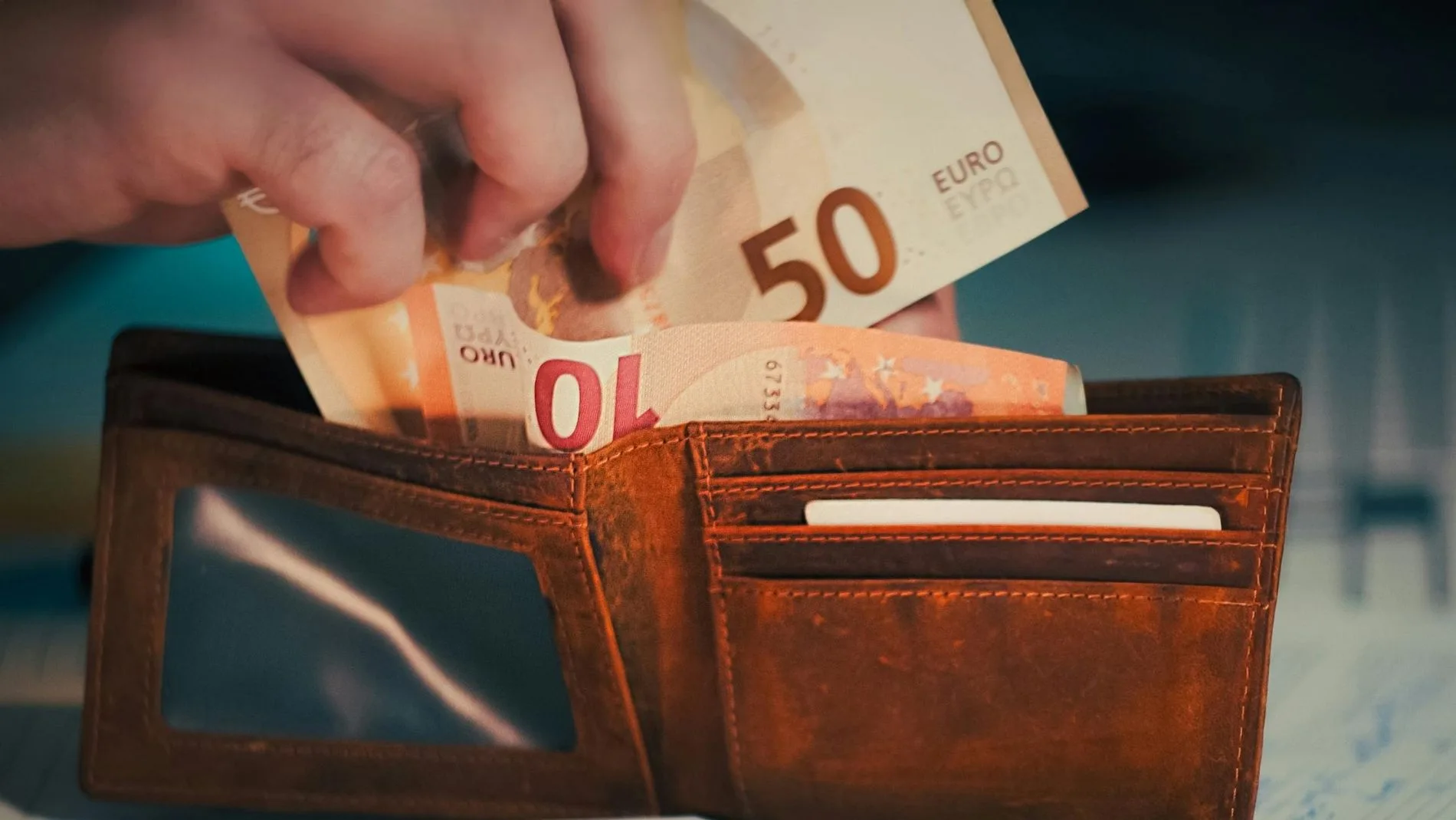 El secreto de un billete de 50 euros doblado que podría salvarte más de lo que imaginas