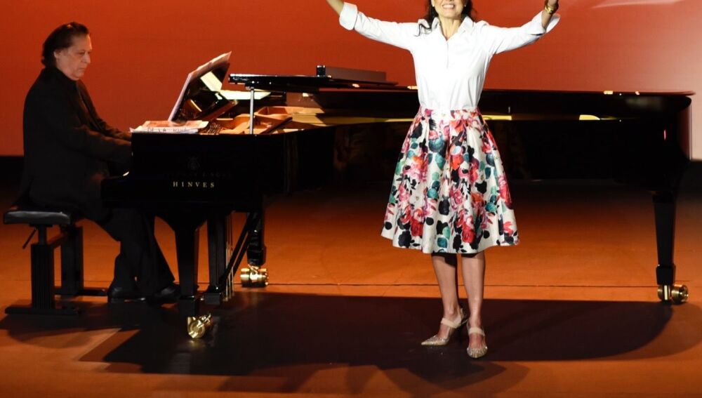 La soprano Angélica de la Riva con el maestro Sergio Kuhlmann al piano