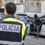 Detenido un fugitivo buscado en Suecia por homicidio tras volar a Alicante y alojarse en hostel en Madrid