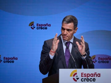 El Presidente del Gobierno, Pedro S&aacute;nchez, clausura el acto de presentaci&oacute;n del nuevo fondo &lsquo;Espa&ntilde;a Crece&rsquo;, en la sede del Colegio de Arquitectos de Madrid. &copy; Alberto R. Rold&aacute;n / Diario La Raz&oacute;n. 16 02 2026