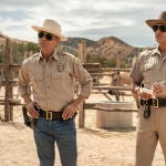 Zahn McClarnon y su mano derecha, Chee, las pasar&aacute;n canutas