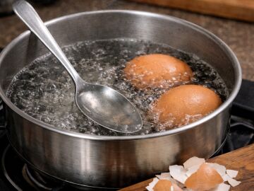 Por qu&eacute; cada vez m&aacute;s gente pone una cuchara met&aacute;lica en una olla con agua