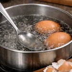 Por qué cada vez más gente pone una cuchara metálica en una olla con agua