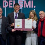 El Presidente del Gobierno, Pedro S&aacute;nchez, preside la firma del acuerdo para la subida del salario m&iacute;nimo inte