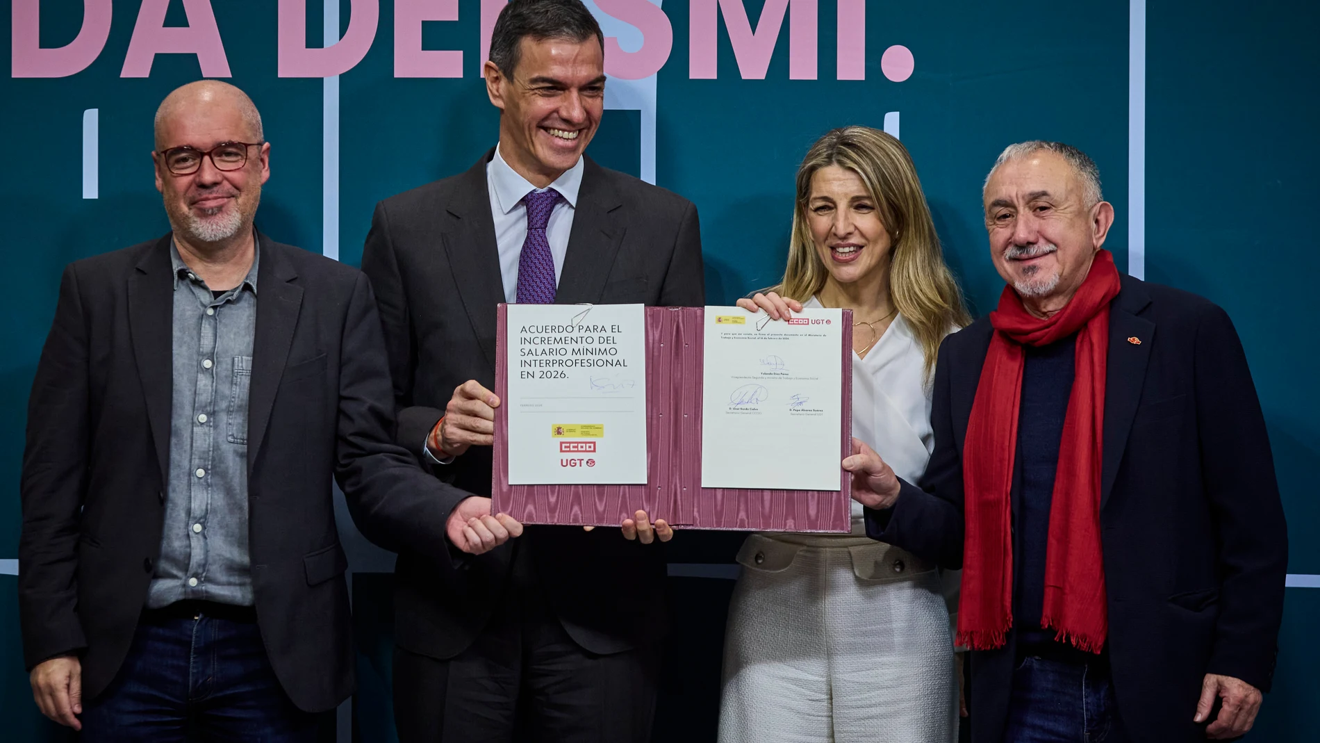 El Presidente del Gobierno, Pedro Sánchez, preside la firma del acuerdo para la subida del salario mínimo interprofesional (SMI) de 2026, en la sede del Ministerio de Trabajo y Economía Social. Asisten Yolanda Díaz, Unai Sordo (CC.OO.) y Pepe Álvarez (UGT) © Alberto R. Roldán / Diario La Razón 16 02 2026