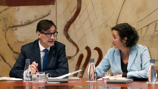 GRAFCAT8515. BARCELONA, 17/02/2026.- El presidente catal&aacute;n, Salvador Illa, junto a la consellera de Econom&iacute;a y Finanzas, Al&iacute;cia Romero, durante la reuni&oacute;n semanal del Govern, que vuelve a presidir casi un mes despu&eacute;s de haber tenido que apartarse por baja m&eacute;dica, mientras JxCat le pide que comparezca en el Parlament ante la crisis ferroviaria y las protestas de docentes, m&eacute;dicos y agricultores de las &uacute;ltimas semanas. EFE/Marta P&eacute;rez 
