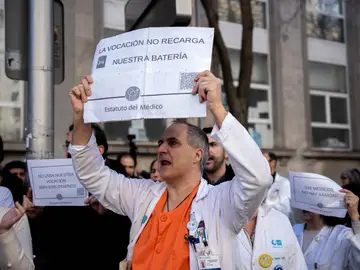 Los médicos se concentran frente al hospital de La Princesa Los médicos se concentran frente al hospital de La Princesa