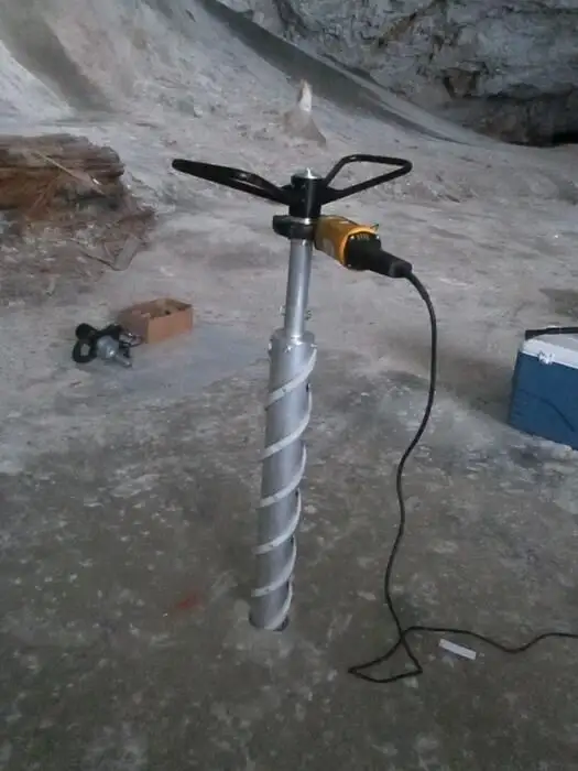  El equipo perforó un núcleo de hielo de 25 metros en el área de la cueva conocida como el Gran Salón