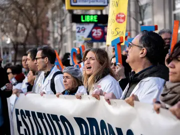 Los médicos se concentran frente al Gregorio Marañón en la segunda jornada de huelga general Médicos manifestándose durante una concentración, frente al Hospital Gregorio Marañón, en la primera jornada de huelga general del sector médico a 16 de febrero de 2026, en Madrid (España). Los profesionales médicos y facultativos de toda España están llamados a una huelga indefinida, desde ayer 16 de febrero, para mostrar su rechazo al Estatuto Marco impulsado por el Ministerio de Sanidad, que cuenta con el visto bueno de varios sindicatos para su aprobación, y exigir un texto propio para el...