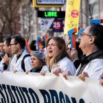 Los m&eacute;dicos se concentran frente al Gregorio Mara&ntilde;&oacute;n en la segunda jornada de huelga general 