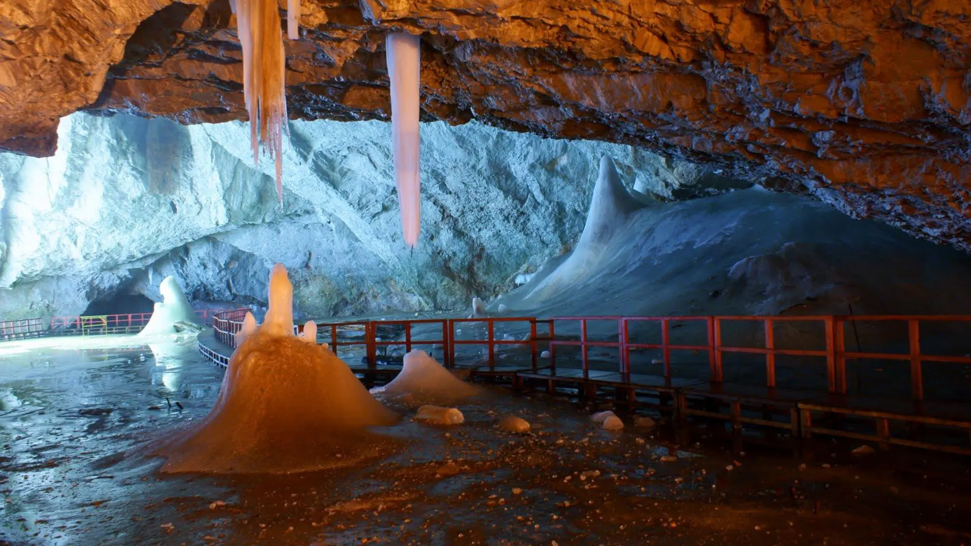 Cueva glaciar de Scarisoara, Rumanía