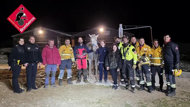 Alicante.- Sucesos.- Bomberos rescatan a un caballo tras caer a un pozo ciego en Pinoso Bomberos rescatan a un caballo tras caer a un pozo ciego en Pinoso REMITIDA / HANDOUT por CPBA Fotografía remitida a medios de comunicación exclusivamente para ilustrar la noticia a la que hace referencia la imagen, y citando la procedencia de la imagen en la firma 17/02/2026