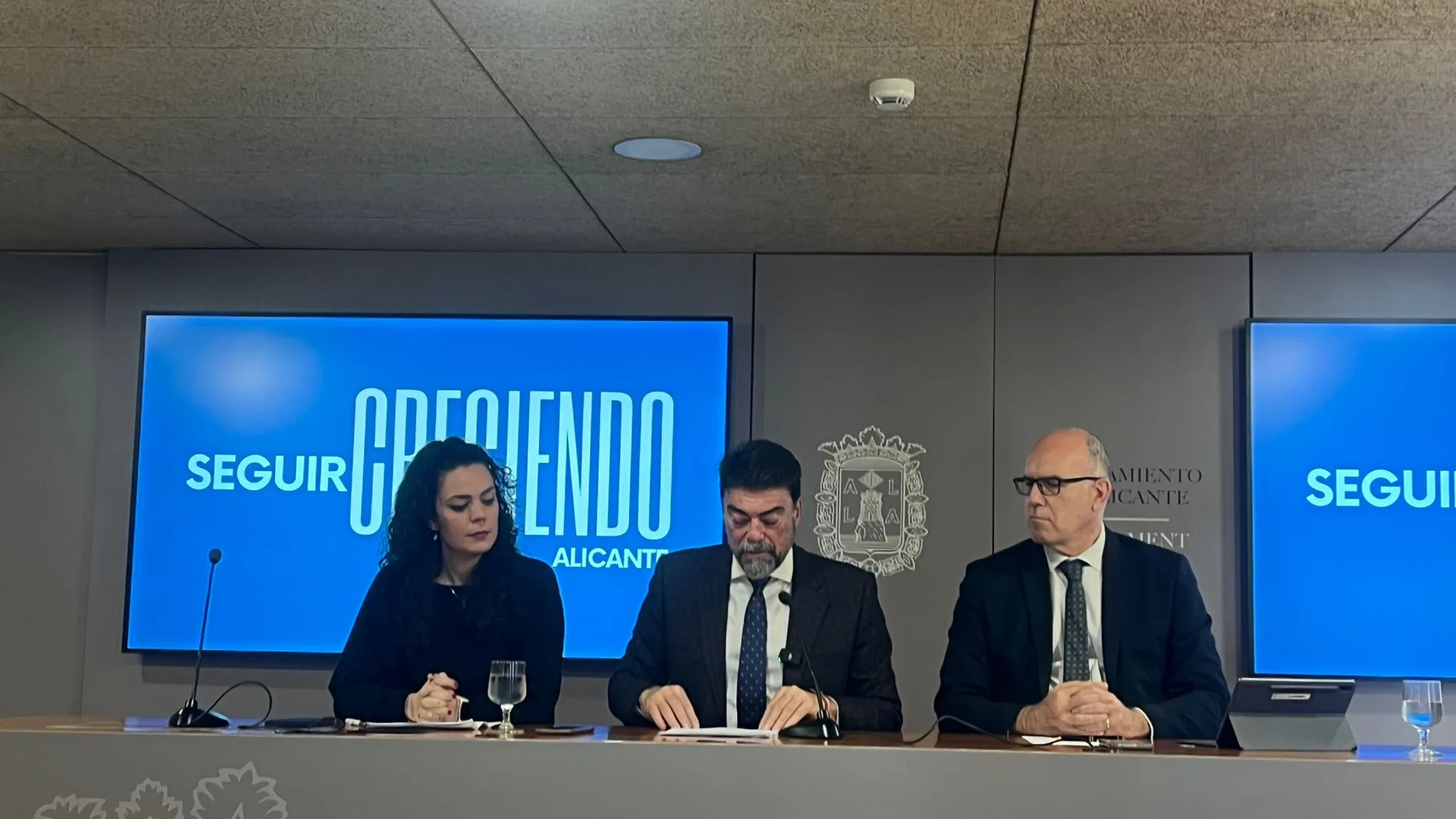 El alcalde de Alicante, Luis Barcala, junto a los portavoces del Gobierno Local, Cristina Cutanda, y Manuel Villar, hoy en rueda de prensa