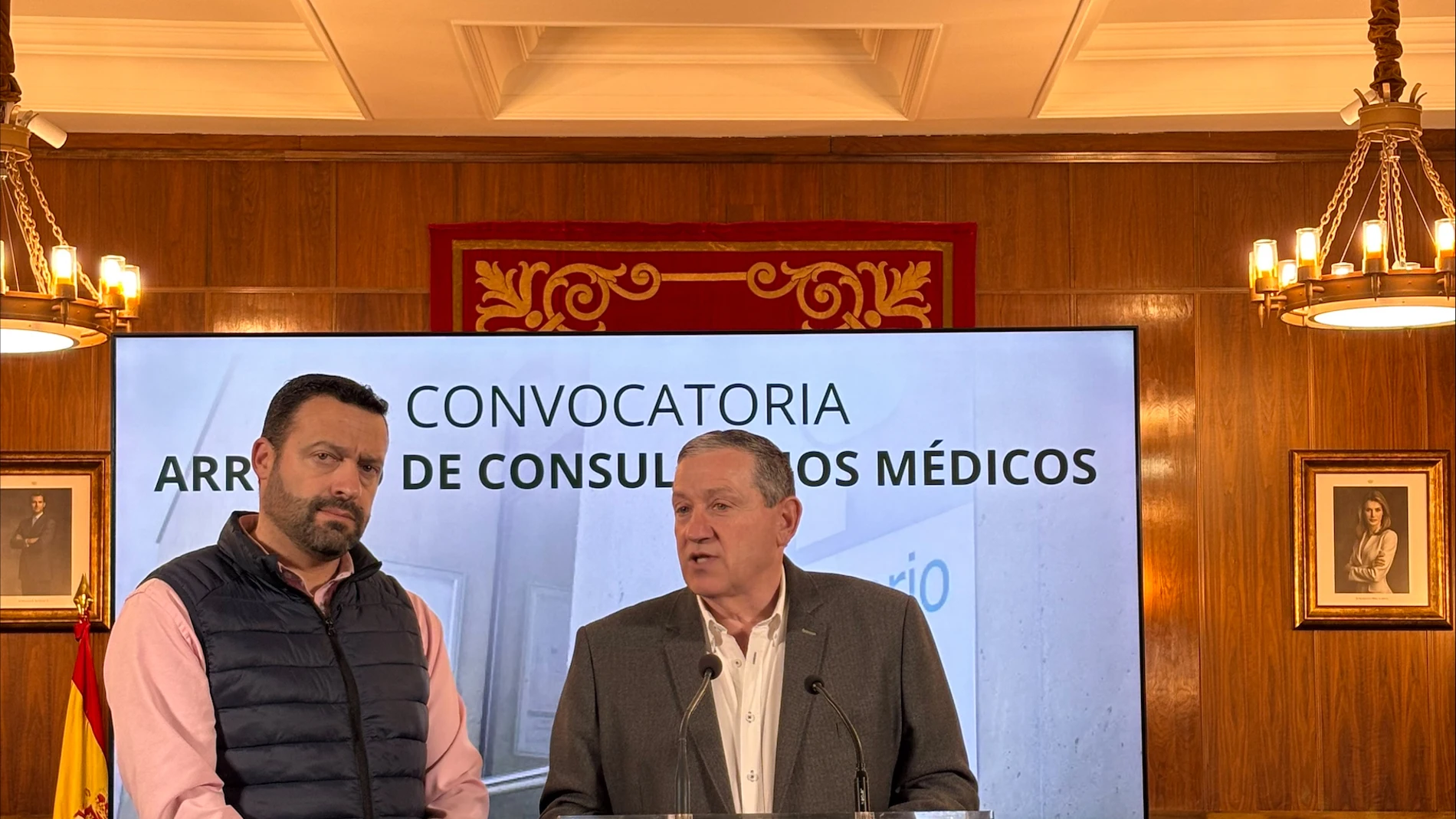 Javier Faúndez presenta las ayudas acompañado por el diputado delegado de Obras Municipales, Manuel Martín Pérez