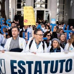 Los m&eacute;dicos se concentran frente a La Princesa