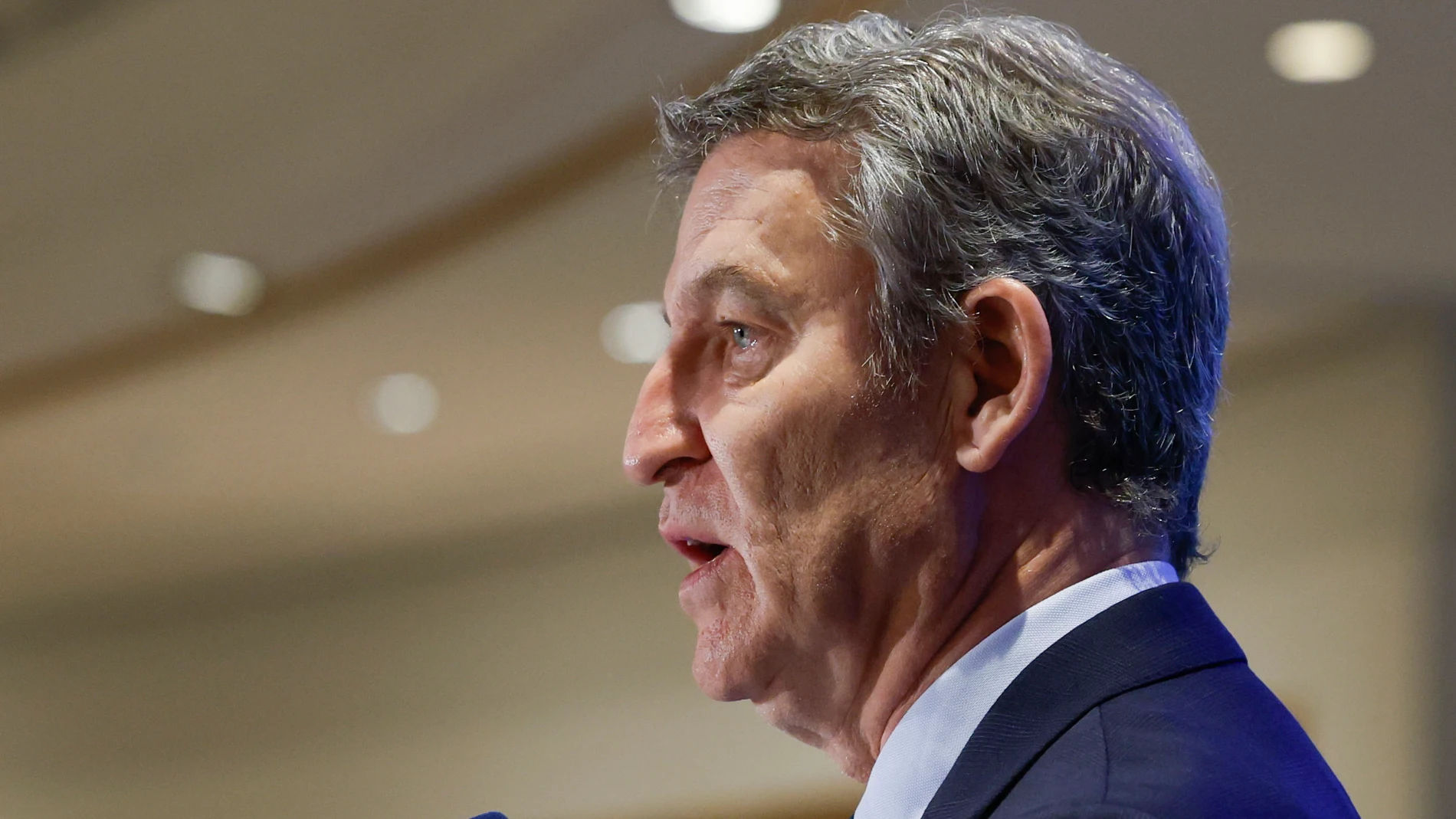 MADRID, 17/02/2026.- El líder del PP, Alberto Núñez Feijóo, da un discurso para presentar al presidente de Castilla y León y candidato a la Presidencia de la Junta, Alfonso Fernández Mañueco (no aparece), quien protagoniza un desayuno informativo organizado por Fórum Europa este martes en un hotel madrileño. EFE/ J.J. Guillén