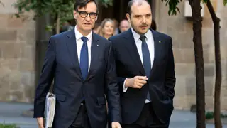 Salvador Illa vuelve a presidir la reunión del Govern GRAFCAT8509. BARCELONA, 17/02/2026.- El presidente catalán, Salvador Illa, acompañado del conseller de Presidencia, Albert Dalmau (d), a su llegada a la reunión semanal del Govern, que vuelve a presidir casi un mes después de haber tenido que apartarse por baja médica, mientras JxCat le pide que comparezca en el Parlament ante la crisis ferroviaria y las protestas de docentes, médicos y agricultores de las últimas semanas. EFE/Marta Pérez