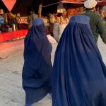 Mujeres paseando por las calles de afganist&aacute;n con el Burka obligatorio