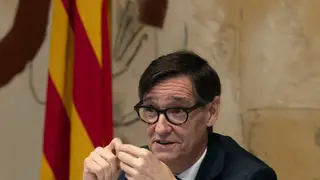 Salvador Illa vuelve a presidir la reunión del Govern GRAFCAT8515. BARCELONA, 17/02/2026.- El presidente catalán, Salvador Illa, durante la reunión semanal del Govern, que vuelve a presidir casi un mes después de haber tenido que apartarse por baja médica, mientras JxCat le pide que comparezca en el Parlament ante la crisis ferroviaria y las protestas de docentes, médicos y agricultores de las últimas semanas. EFE/Marta Pérez
