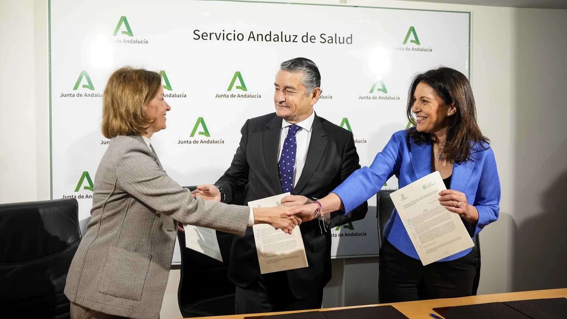 El consejero de Sanidad, Presidencia y Emergencias de la Junta de Andalucia, Antonio Sanz, durante la firma de un convenio marco de colaboración entre el SAS y la AECC