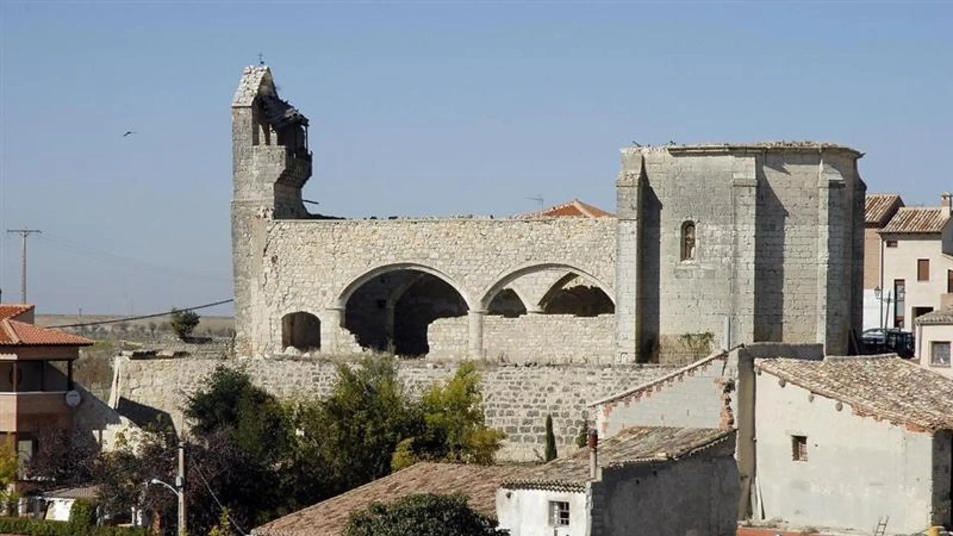 Vista de la Iglesia de San Pedro de Tiedra, en estado de ruina