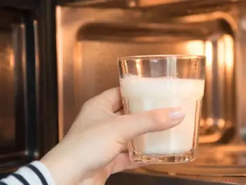 Calentar agua o leche en el microondas podría ser más peligroso de lo que imaginas: el error que casi todos cometen en casa Calentar agua o leche en el microondas podría ser más peligroso de lo que imaginas: el error que casi todos cometen en casa