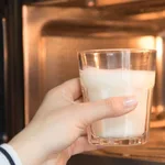 Calentar agua o leche en el microondas podría ser más peligroso de lo que imaginas: el error que casi todos cometen en casa