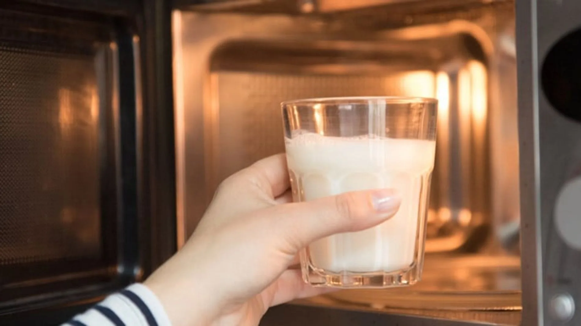 Calentar agua o leche en el microondas podría ser más peligroso de lo que imaginas: el error que casi todos cometen en casa