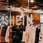 VÍDEO: Bruselas expedienta a Shein por su diseño adictivo y permitir la venta de muñecas sexuales y armas en la UE