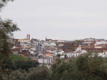 ADAMUZ (C&Oacute;RDOBA) 18/02/2026.- Panoramica del pueblo de Adamuz .Cuando se cumple un mes del tr&aacute;gico accidente ferroviario en Adamuz (C&oacute;rdoba) que caus&oacute; la muerte de 46 personas, esta peque&ntilde;a localidad olivarera de poco m&aacute;s de 4.000 habitantes trata de recuperar la normalidad pero siendo conscientes que ya est&aacute;n en las p&aacute;ginas negras de la historia de Espa&ntilde;a y que la pesadilla vivida ser&aacute; casi imposible de olvidar. EFE/Salas
