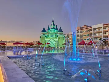 El hotel en España que muchos describen como “un pequeño Disneyland”: siete piscinas, cinco restaurantes y sol todo el año Hotel Bahía Príncipe Fantasía Tenerife