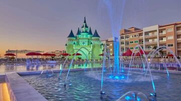 El hotel en Espa&ntilde;a que muchos describen como &ldquo;un peque&ntilde;o Disneyland&rdquo;: siete piscinas, cinco restaurantes y sol todo el a&ntilde;o