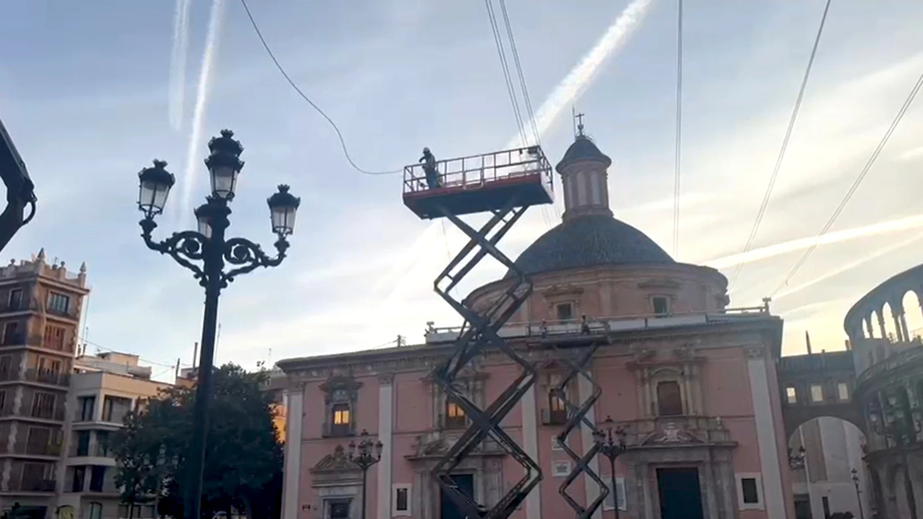 Adiós al "polémico" toldo de la Plaza de la Virgen de Valencia