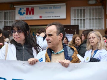 M&eacute;dicos manifest&aacute;ndose durante una concentraci&oacute;n, frente al Centro de Salud Abrantes, en la tercera jornada de huelga general del sector m&eacute;dico, a 18 de febrero de 2026, en Madrid (Espa&ntilde;a). Los profesionales m&eacute;dicos y facultativos de toda Espa&ntilde;a est&aacute;n llamados a una huelga indefinida, desde el lunes 16 de febrero, para mostrar su rechazo al Estatuto Marco impulsado por el Ministerio de Sanidad, que cuenta con el visto bueno de varios sindicatos para su aprobaci&oacute;n, y exigir un texto propio par...