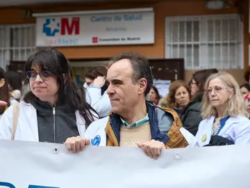 Los médicos se concentran frente al Centro de Salud Abrantes (Madrid) en la tercera jornada de huelga general Médicos manifestándose durante una concentración, frente al Centro de Salud Abrantes, en la tercera jornada de huelga general del sector médico, a 18 de febrero de 2026, en Madrid (España). Los profesionales médicos y facultativos de toda España están llamados a una huelga indefinida, desde el lunes 16 de febrero, para mostrar su rechazo al Estatuto Marco impulsado por el Ministerio de Sanidad, que cuenta con el visto bueno de varios sindicatos para su aprobación, y exigir un texto propio par...