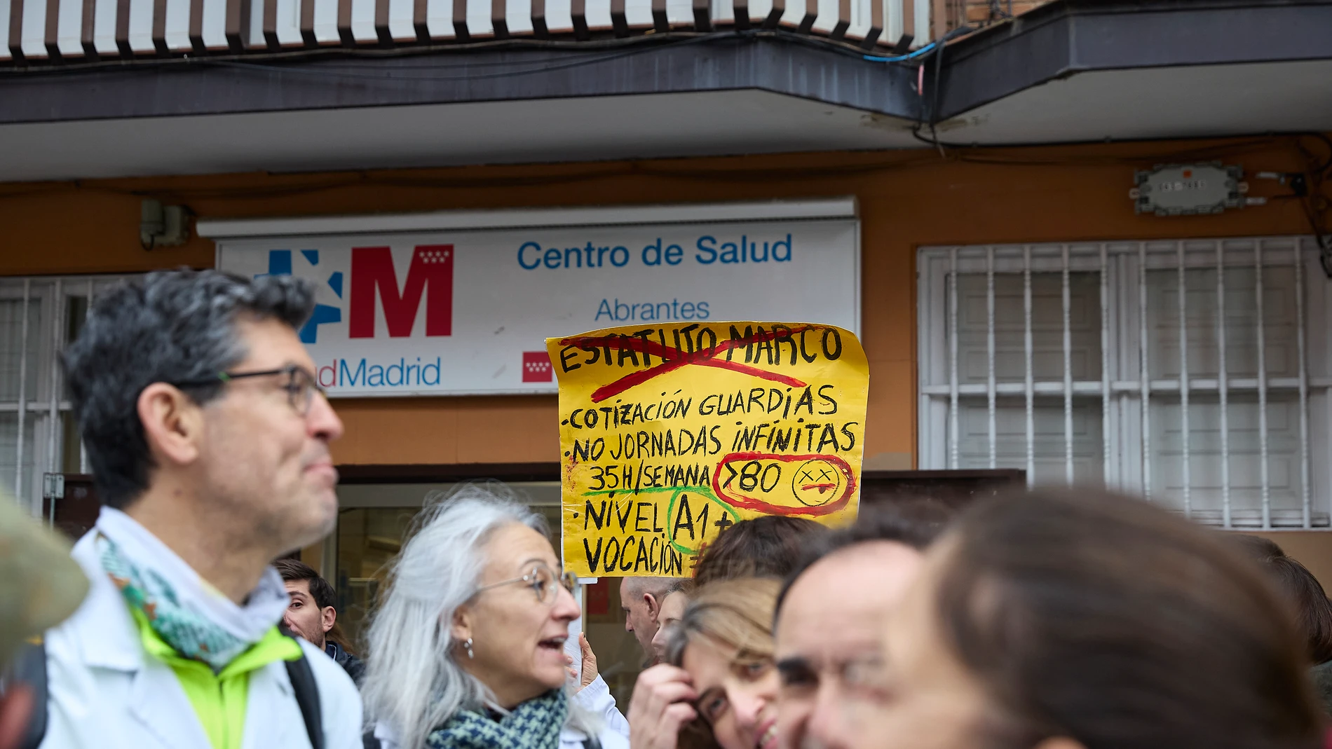 Médicos manifestándose durante una concentración, frente al Centro de Salud Abrantes, en la tercera jornada de huelga general del sector médico, a 18 de febrero de 2026, en Madrid (España). Los profesionales médicos y facultativos de toda España están llamados a una huelga indefinida, desde el lunes 16 de febrero, para mostrar su rechazo al Estatuto Marco impulsado por el Ministerio de Sanidad, que cuenta con el visto bueno de varios sindicatos para su aprobación, y exigir un texto propio par...