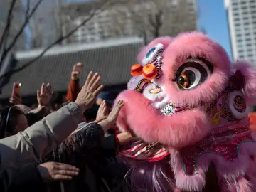 Celebraciones del Año Nuevo chino en Pekín FOTODELDÍA EPA6299. PEKÍN (CHINA), 17/02/2026.- Personas participan en la danza del león en el templo Beiding Niangniang este martes, en el día del Año Nuevo Lunar chino en Pekín (China) El Año Nuevo chino, también conocido como Año Nuevo Lunar, comienza el 17 de febrero, dando paso al Año del Caballo de Fuego con festividades que se celebran durante el Festival de Primavera hasta el Festival de los Faroles el 3 de marzo. EFE/ Andrés Martínez Casares