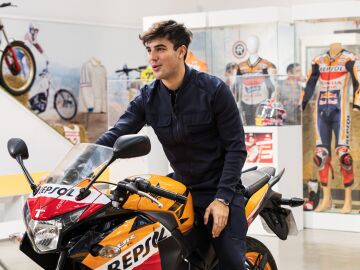 &Oacute;scar Casas, emocionado con la Honda CBR 125 R 
