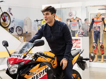 Óscar Casas, emocionado con la Honda CBR 125 R Óscar Casas, emocionado con la Honda CBR 125 R