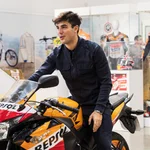 Óscar Casas, emocionado con la Honda CBR 125 R