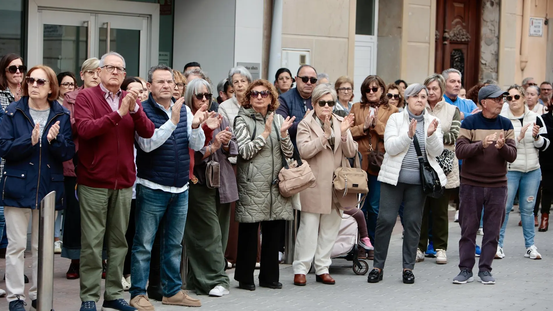 Sucesos.- Vecinos de Xilxes (Castellón) condenan y lloran la muerte violenta de una mujer y su hija