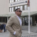 Jaime Ostos Jr. saliendo del juzgado